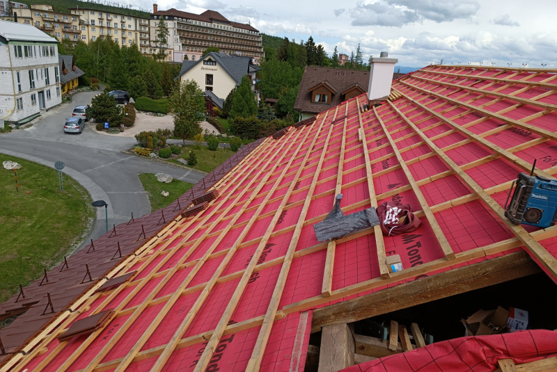 Rekonštrukcia strechy a podkrovia, krytina Tondach a falc. plech