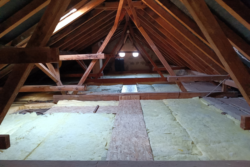 Rekonštrukcia strechy a podkrovia, krytina Tondach a falc. plech